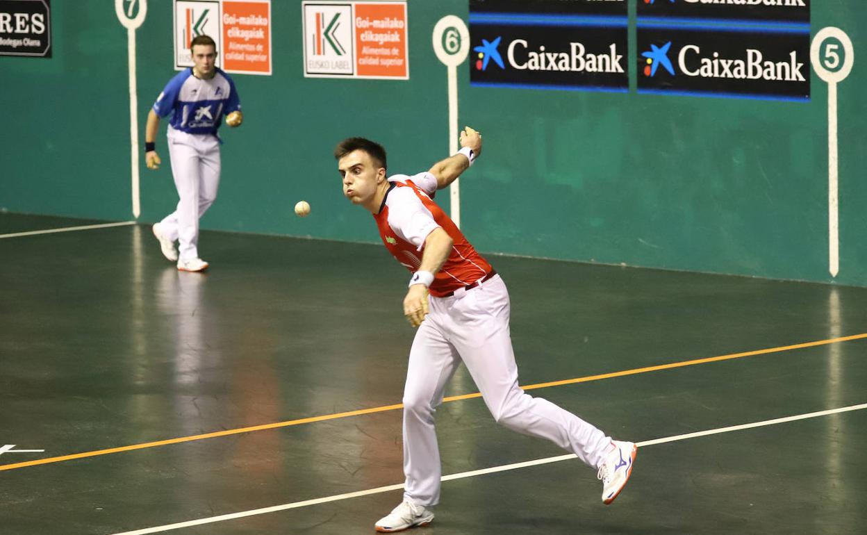 Jon Ander Peña ejecuta un saque el pasado miércoles en el Astelena de Eibar. 