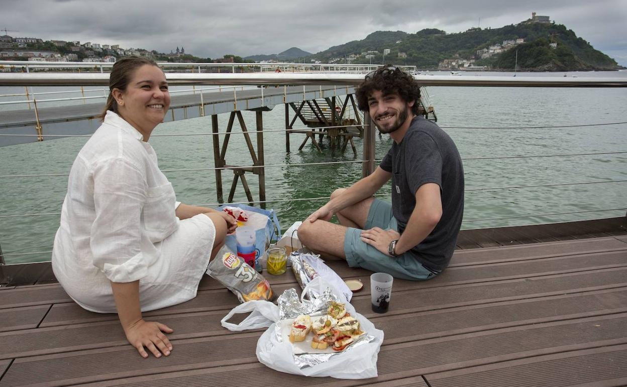 Louis y Oceane, de Burdeos, disfrutaron de una selección de pintxos en el Náutico, con vistas inmejorables.