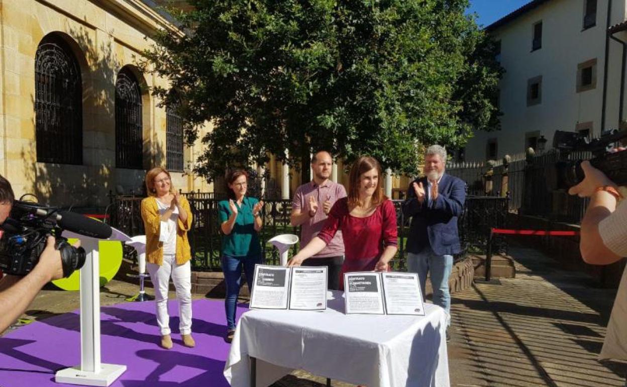 Miren Gorrotxategi, ante el Árbol de Gernika, acompañada por Pilar Garrido, Isabel Salud, Iñigo Martínez y Juan López de Uralde. 