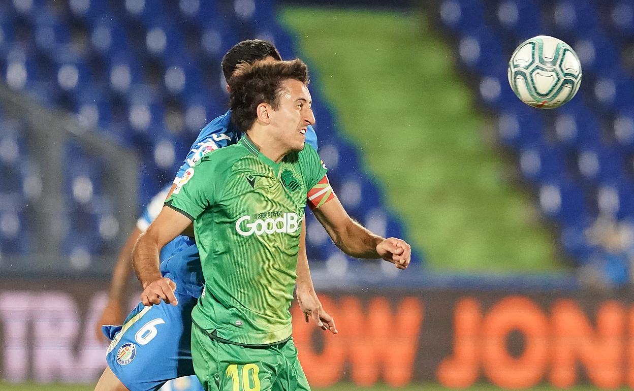 Oyarzabal pugna por un balón aéreo con Chema.