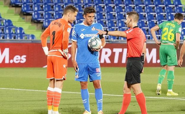 El árbitro Cordero Vega dialoga con Remiro y Mata antes del lanzamiento de penalti el lunes en el Coliseum de Getafe. 