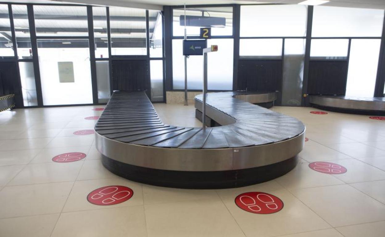 Unas pegatinas en el suelo determinan dónde debe esperar cada viajero para recoger su equipaje.
