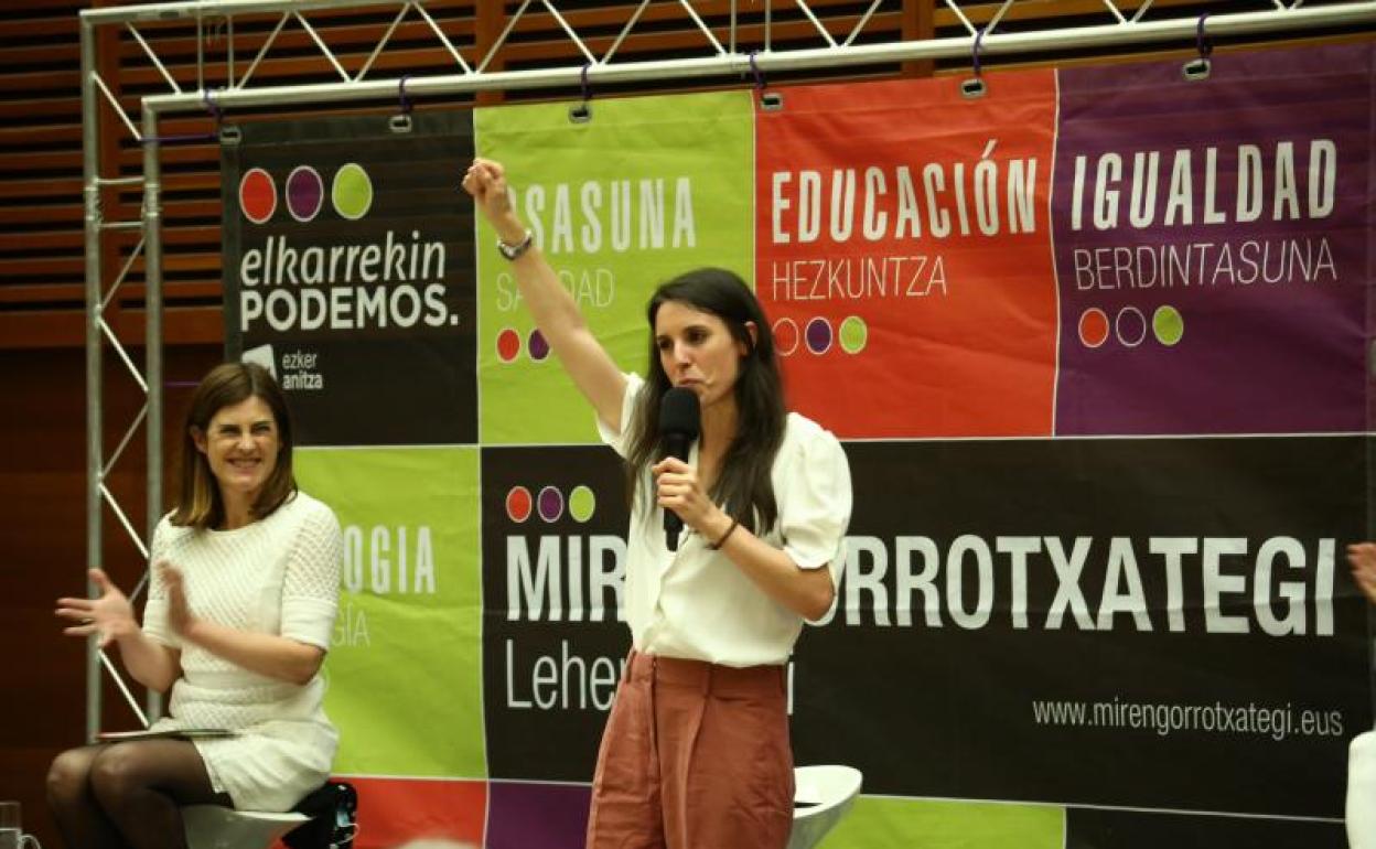 Miren Gorrotxategi aplaude un momento de la intervención de Irene Montero, con el puño alzado, este miércoles en el Kursaal.