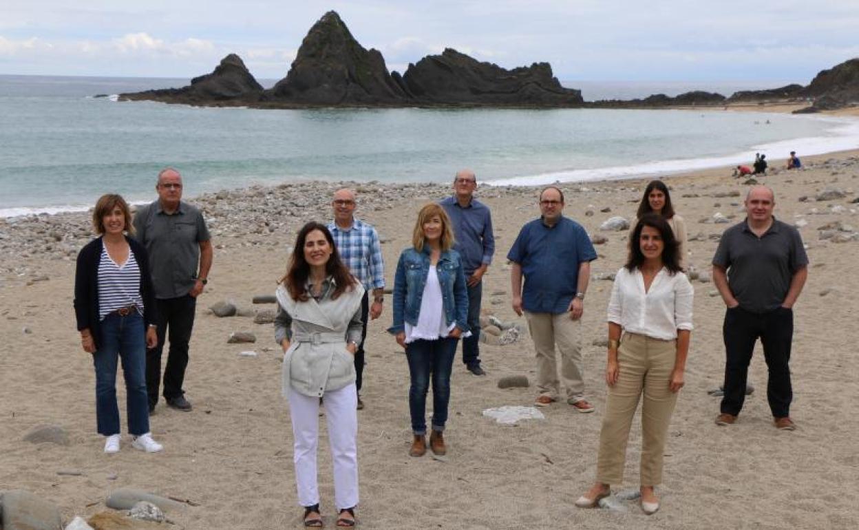 Los principales candidatos del PNV por Gipuzkoa, con Bakartxo Tejeria a la cabeza, ayer en la playa Saturraran de Mutriku, donde también estuvo Aintzane Ezenarro. 