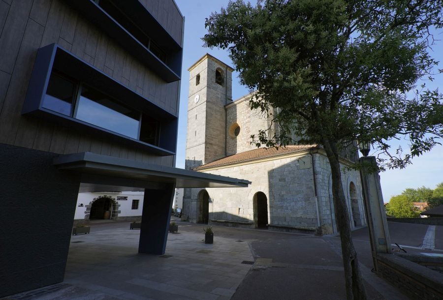 Enclavada en un lugar de gran belleza, al abrigo del Hernio, alberga el espacio artístico Urmara, el museo al aire libre del escultor Koldobika Jauregi