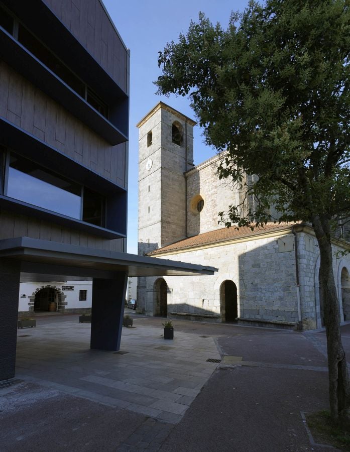 Enclavada en un lugar de gran belleza, al abrigo del Hernio, alberga el espacio artístico Urmara, el museo al aire libre del escultor Koldobika Jauregi