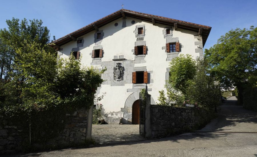 Enclavada en un lugar de gran belleza, al abrigo del Hernio, alberga el espacio artístico Urmara, el museo al aire libre del escultor Koldobika Jauregi