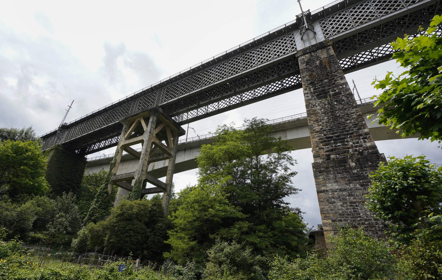 La obra de ingeniería más importante del trazado férreo Madrid-París es el icono de esta localidad que vio nacer al general carlista Tomás de Zumalacárregui