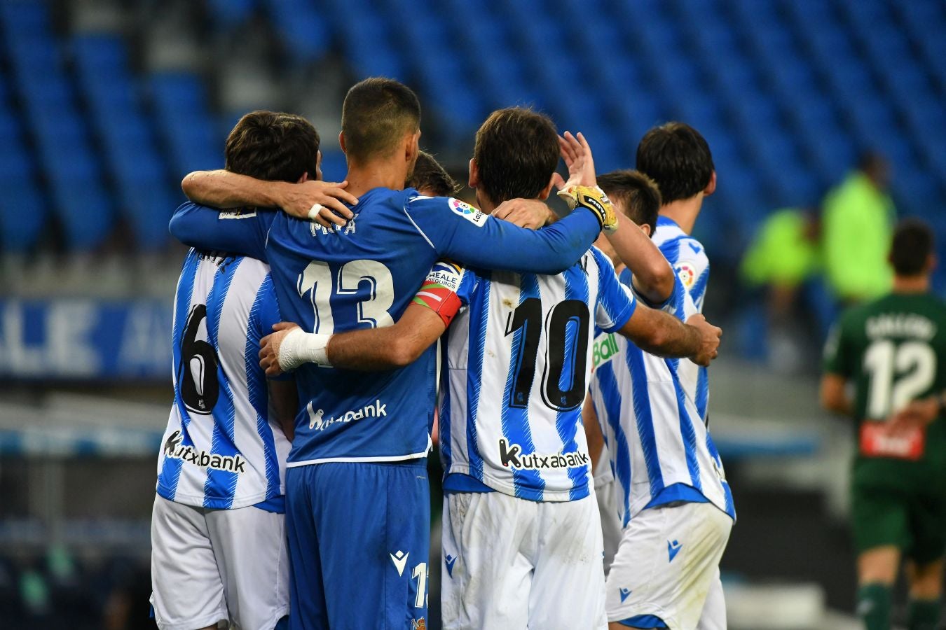 La Real Sociedad ha ganado su primer partido tras la vuelta de la Liga después de remontar a un Espanyol que se había adelantado en el marcador.