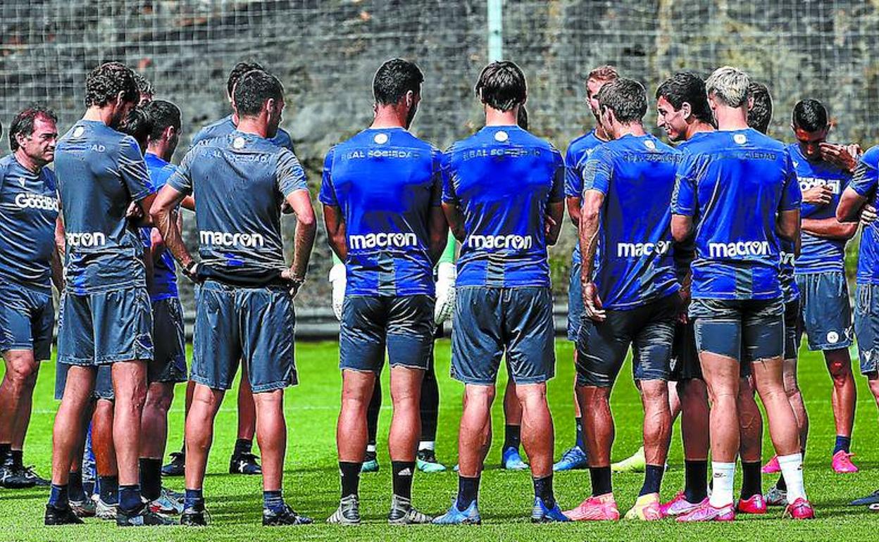 Última charla de Imanol, ayer en Zubieta, antes del partido de esta tarde ante el Espanyol en el Reale Arena. 