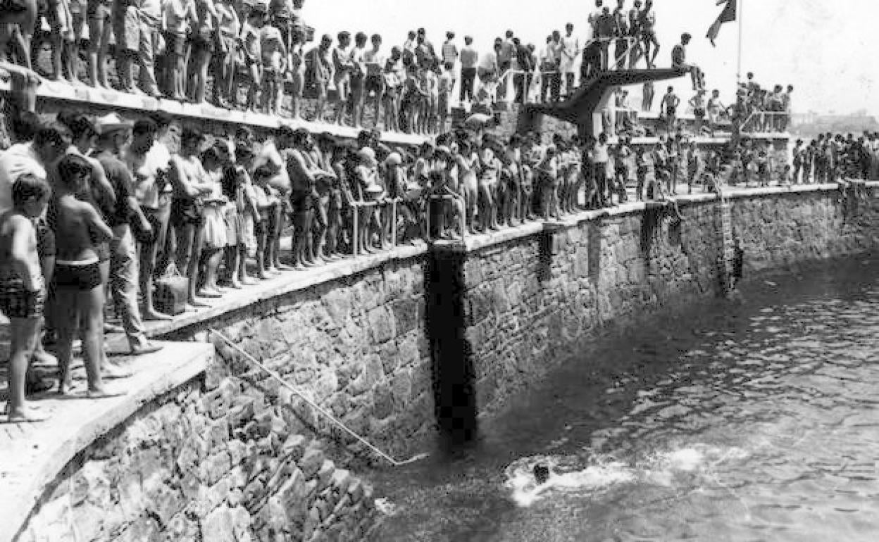Llegada de los participantes al puerto de Zarautz en la celebración del primera edición de la travesía. 