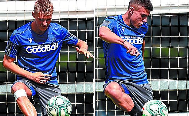 Odegaard y Barrenetxea, tocando balón. 