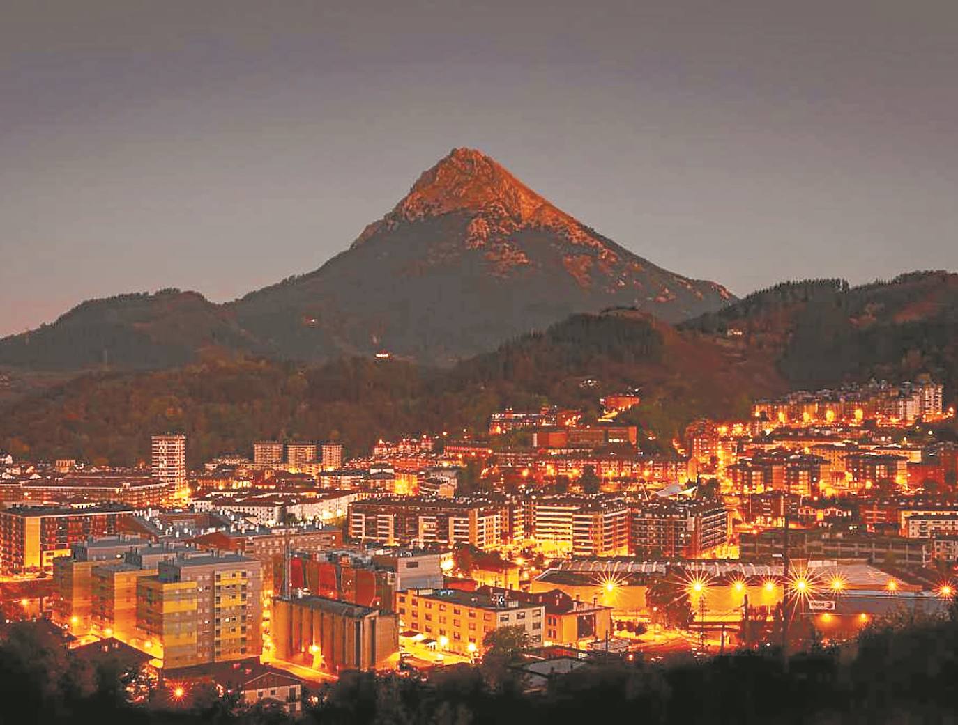 Recién cumplidos los 760 años, la villa de Mondragón, fundada sobre la antigua puebla de Arrasate, atesora una fecunda trayectoria histórica vinculada a la industria del hierro