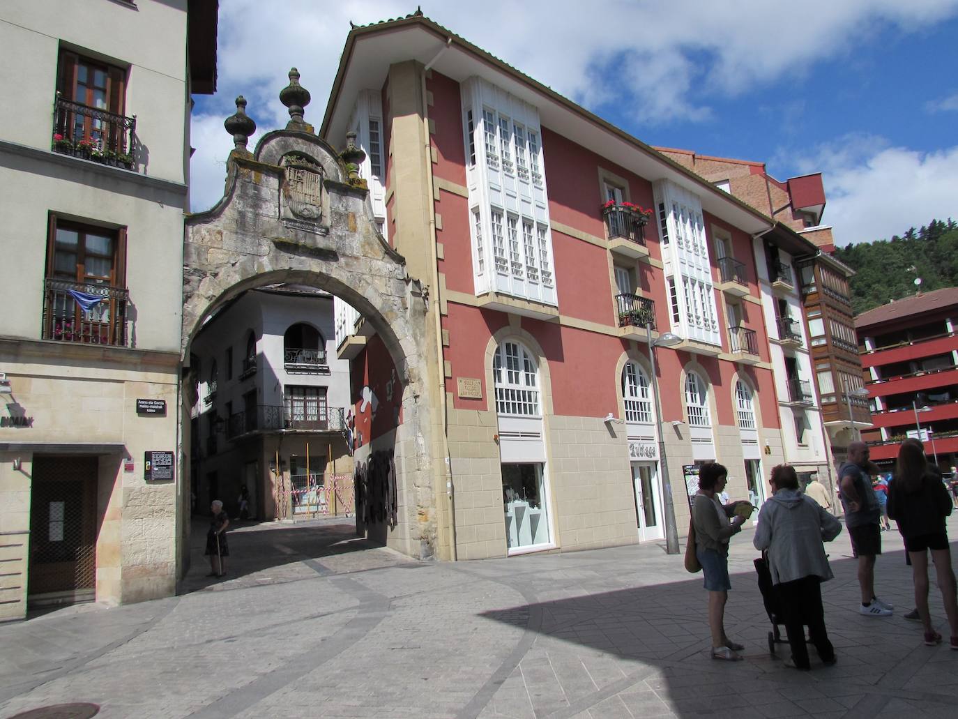 Recién cumplidos los 760 años, la villa de Mondragón, fundada sobre la antigua puebla de Arrasate, atesora una fecunda trayectoria histórica vinculada a la industria del hierro