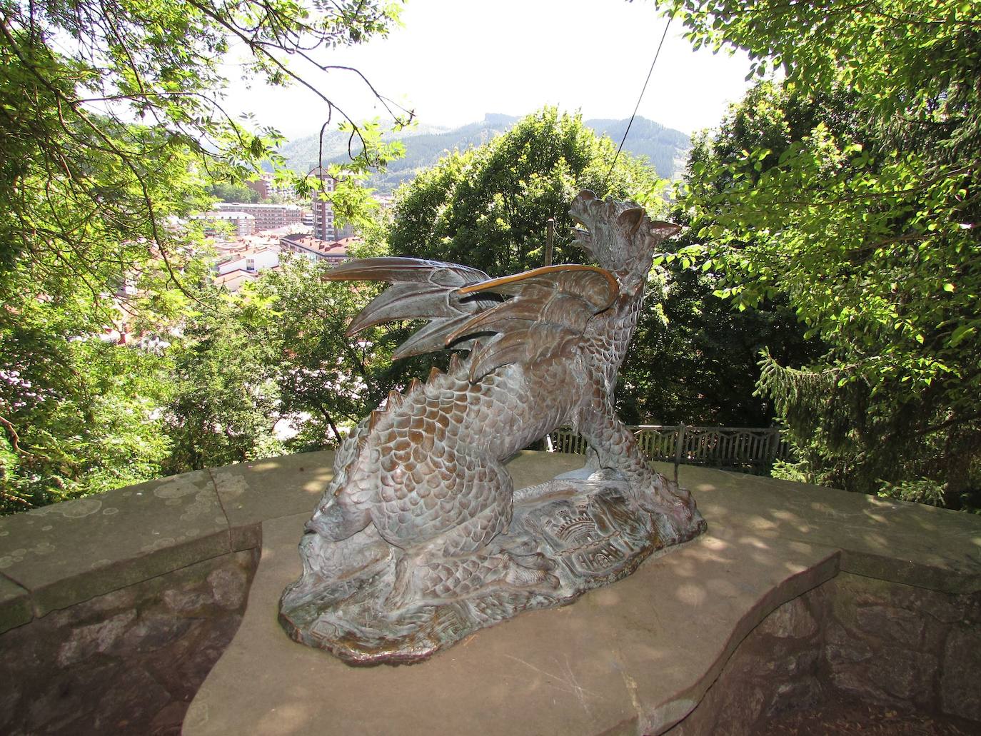 Recién cumplidos los 760 años, la villa de Mondragón, fundada sobre la antigua puebla de Arrasate, atesora una fecunda trayectoria histórica vinculada a la industria del hierro