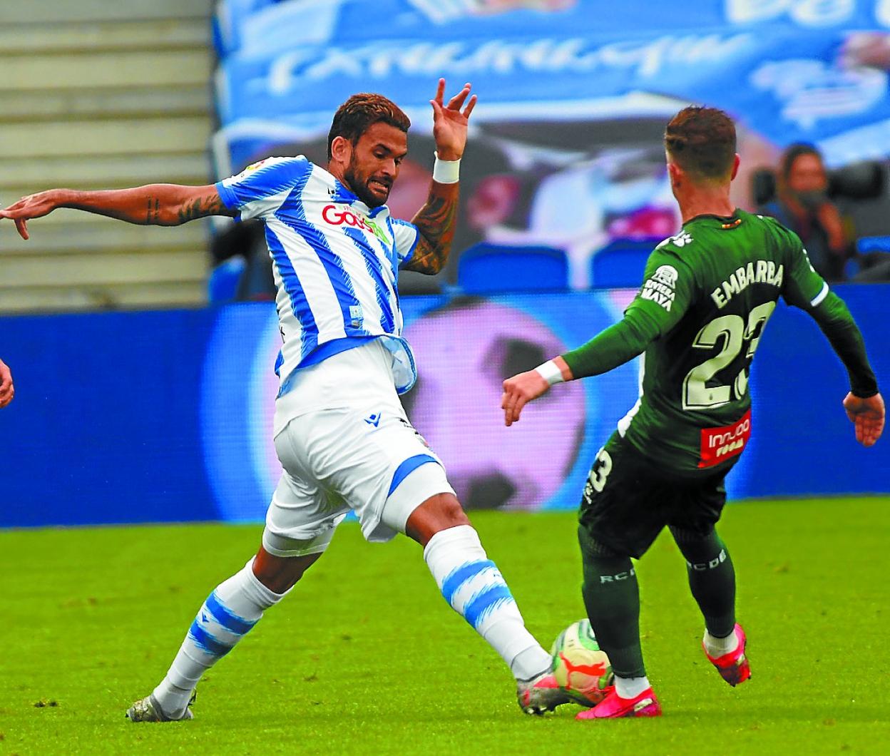 Willian José pelea un balón con Embarba. 