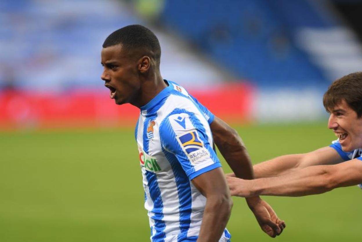 Isak celebra el tanto de la victoria y Aritz trata de sujetar al sueco. 