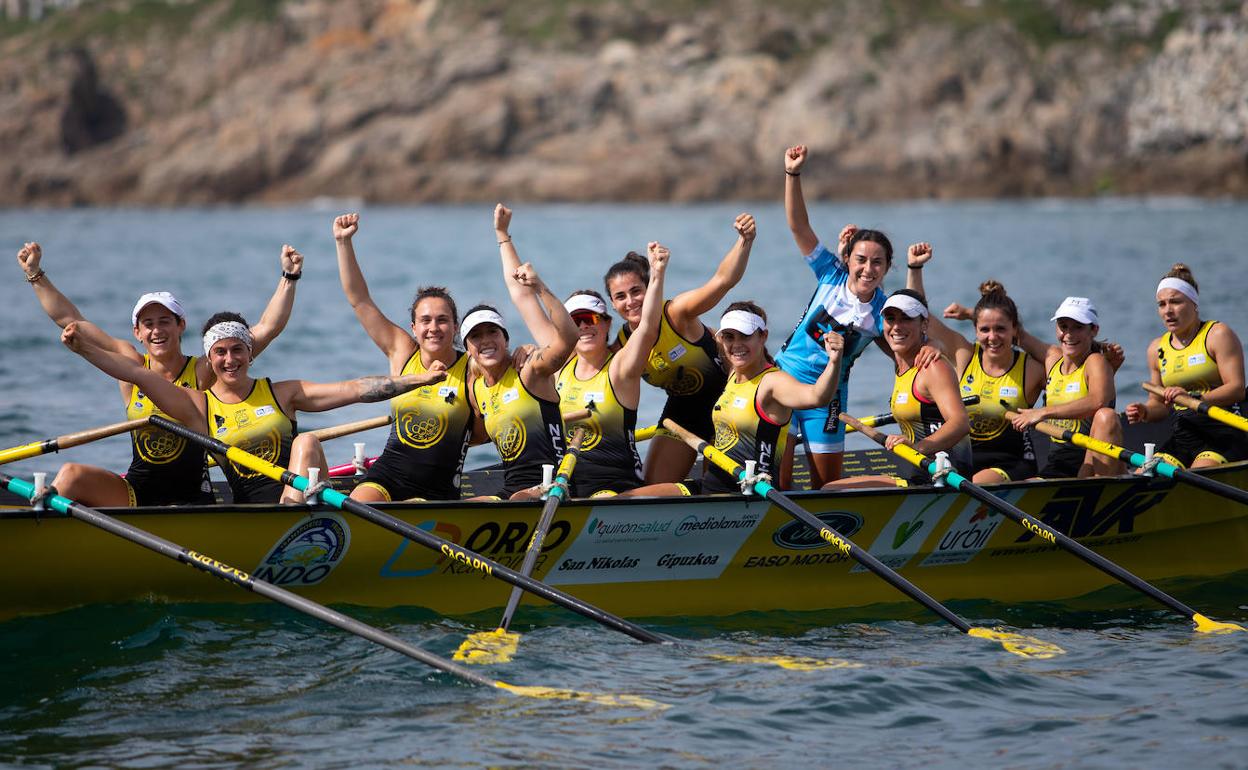 Las remeras de Orio, exultantes tras debutar con victoria. 