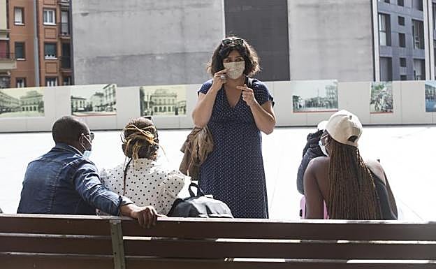 Voluntarias de la red ciudadana de Irun atendieron a los migrantes. 