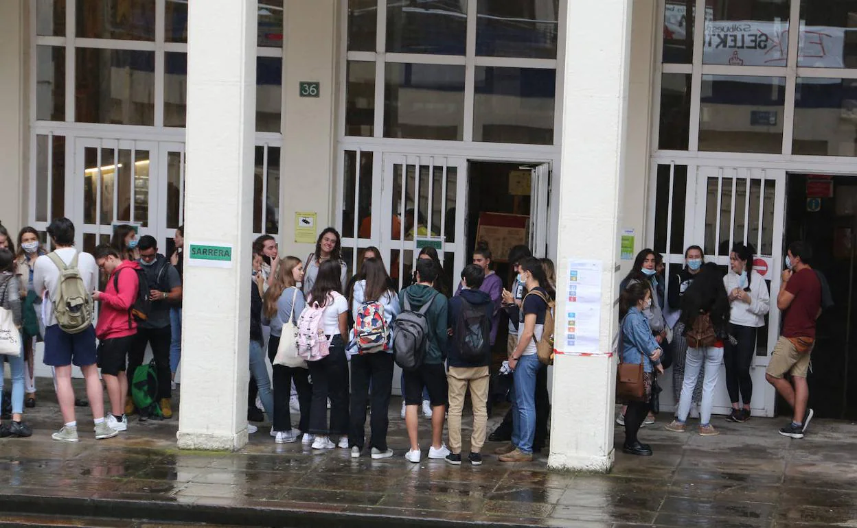 Estudiantes aguardan para realizar la prueba de Selectividad de este lunes en San Sebastián.