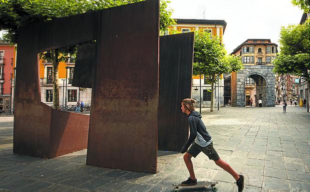 Escultura de Oteiza, en la plaza del Triángulo, punto neurálgico.