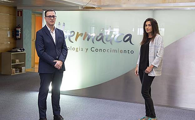José Manuel Barrrutia y María Berasategui, en las instalaciones de Ibermática en Donostia. 