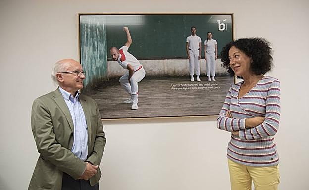 Iñigo Apaolaza y Edurne Blanco, junto a un cartel publicitario de Bankoa en la sede del banco. 