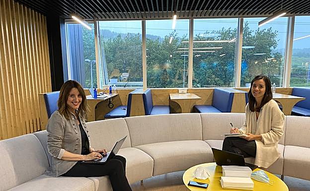 Ana Fernández e Inés Bilbao charlan en las instalaciones de Angulas Aguinaga en Irura. 