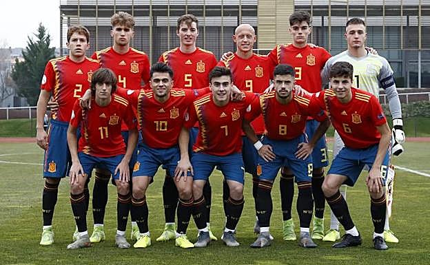 Imagen principal - Arriba, Pacheco (5) y Barrenetxea (7), con la sub-19. A la izquierda, ficha de Jon Pacheco en su primer Club, el CD Baztan KE cuanto tenía 10 años.