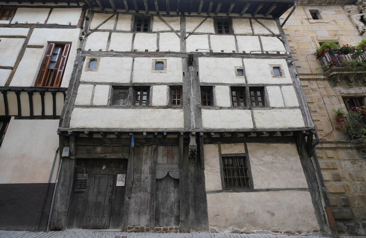 Segura fue durante siglos una de las villas más poderosas de Gipuzkoa y conserva muy bien su carácter medieval