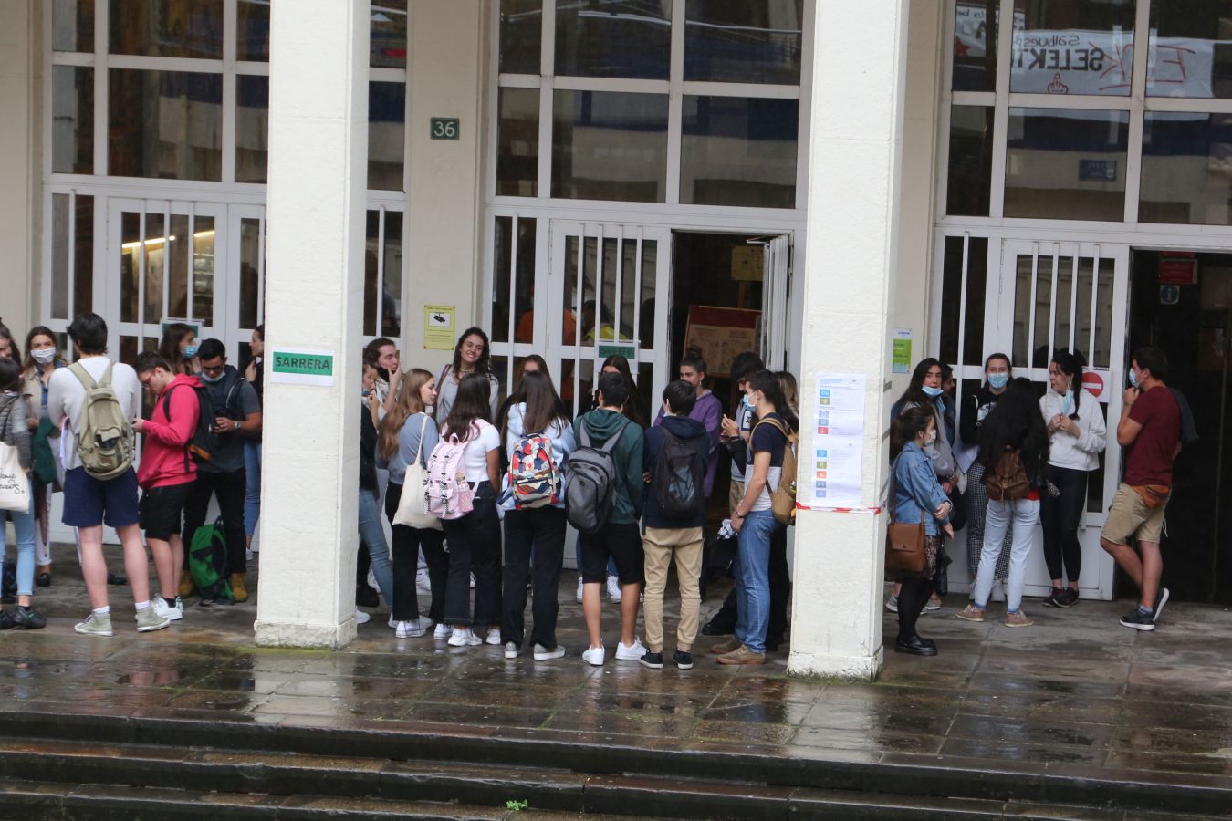 Cerca de 4.500 estudiantes guipuzcoanos encaran desde este lunes la Selectividad más atípica, que además de en Donostia se está llevando a cabo en Eibar.