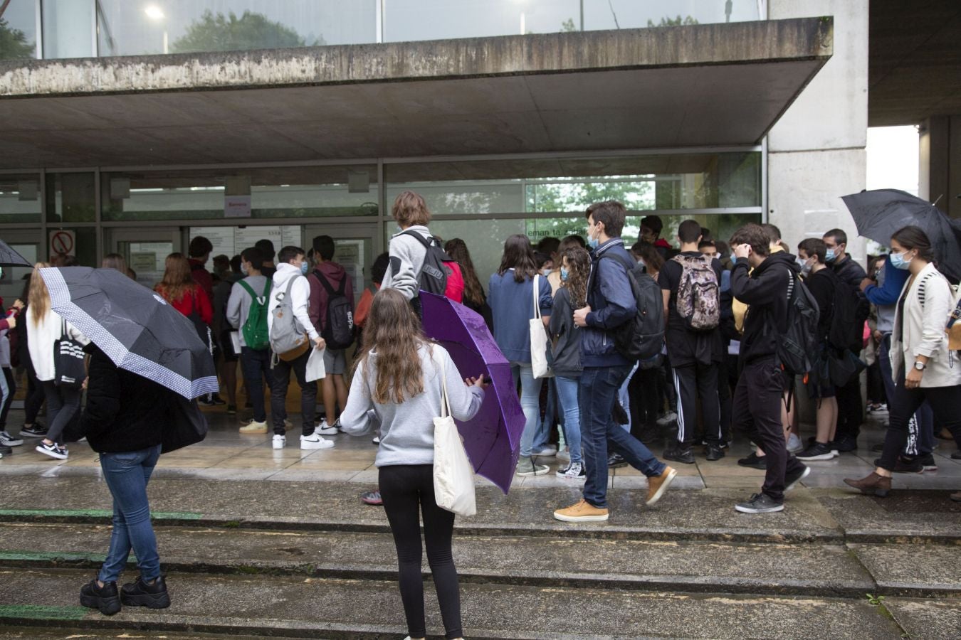 Cerca de 4.500 estudiantes guipuzcoanos encaran desde este lunes la Selectividad más atípica, que además de en Donostia se está llevando a cabo en Eibar.