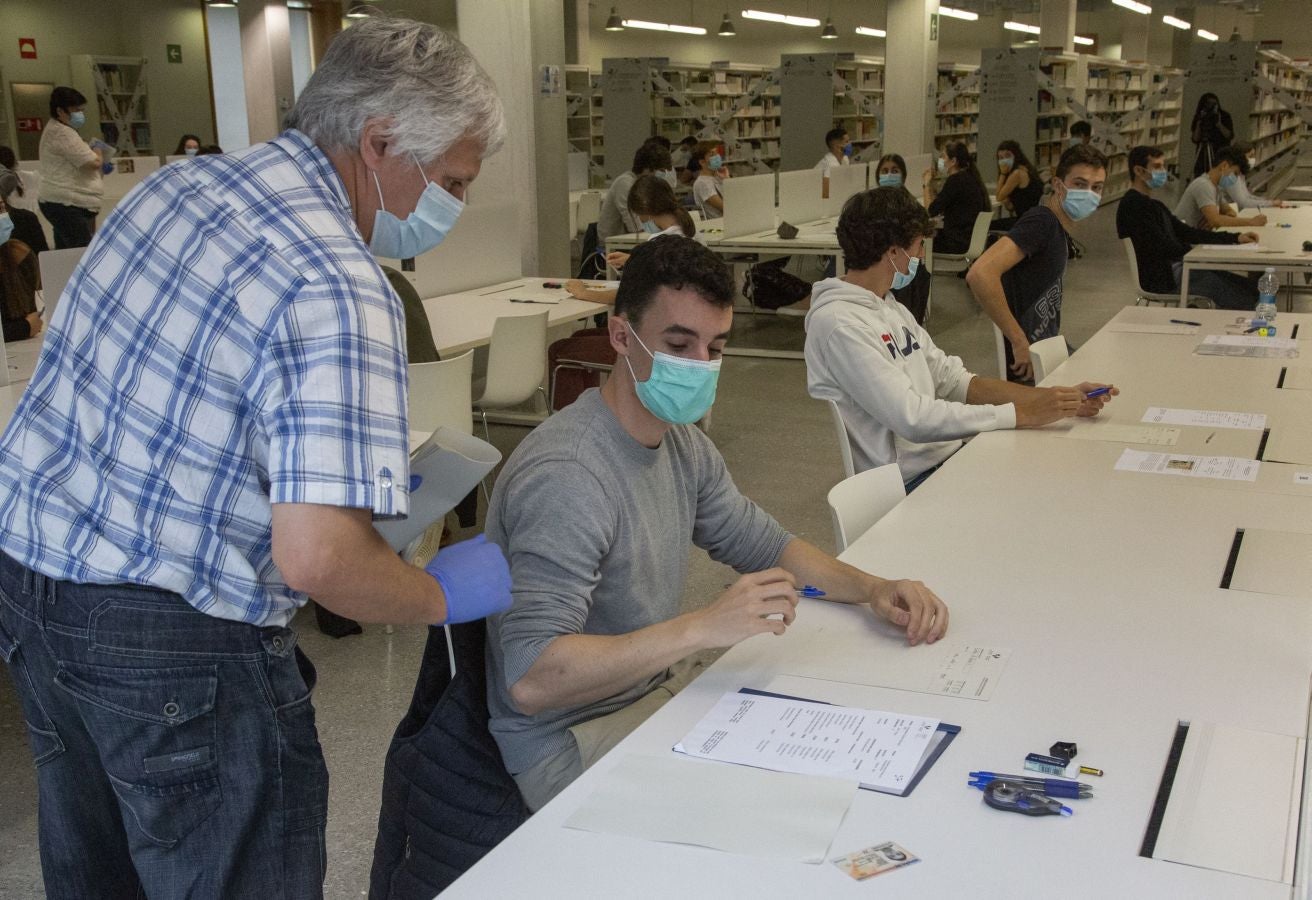 Cerca de 4.500 estudiantes guipuzcoanos encaran desde este lunes la Selectividad más atípica, que además de en Donostia se está llevando a cabo en Eibar.