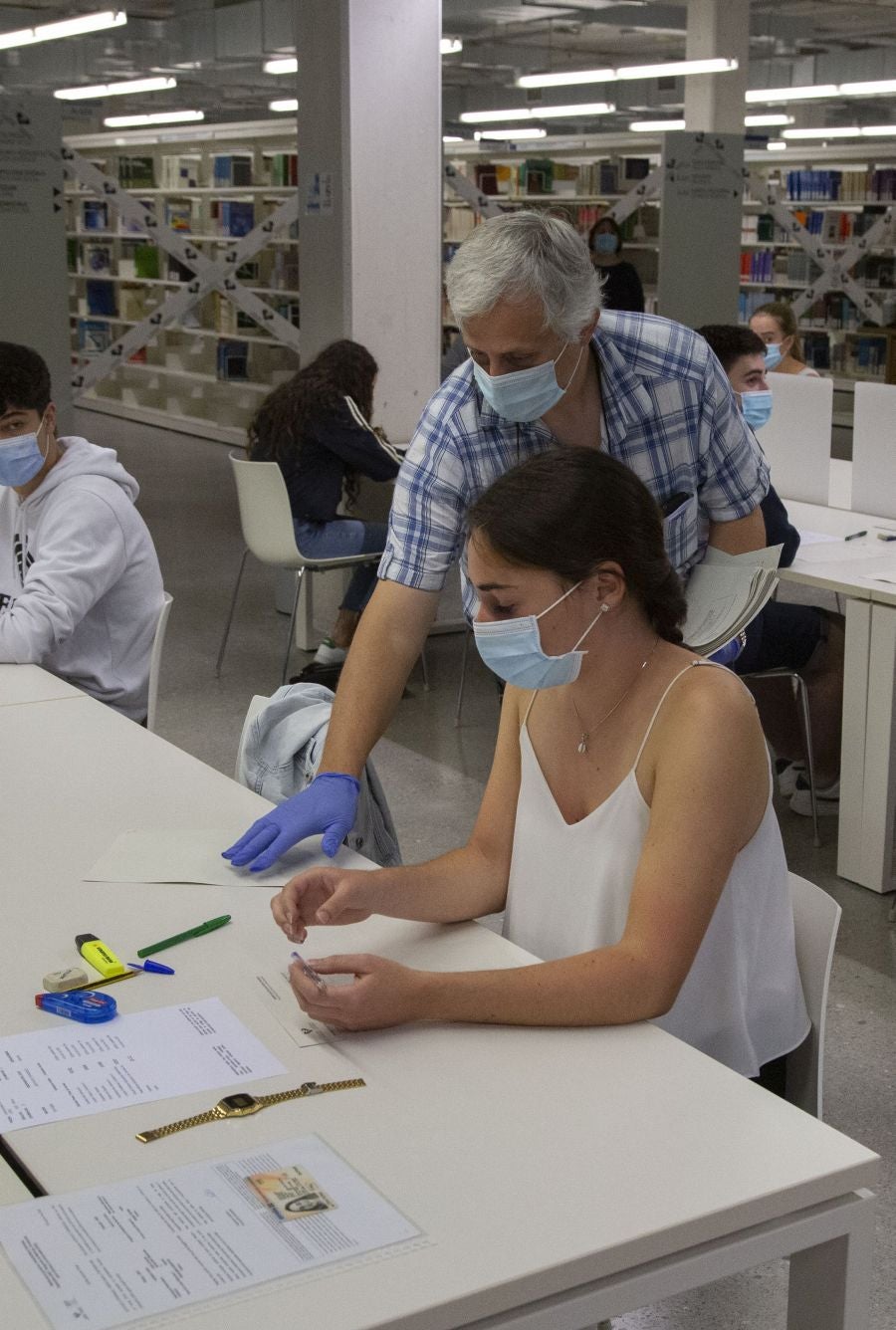 Cerca de 4.500 estudiantes guipuzcoanos encaran desde este lunes la Selectividad más atípica, que además de en Donostia se está llevando a cabo en Eibar.