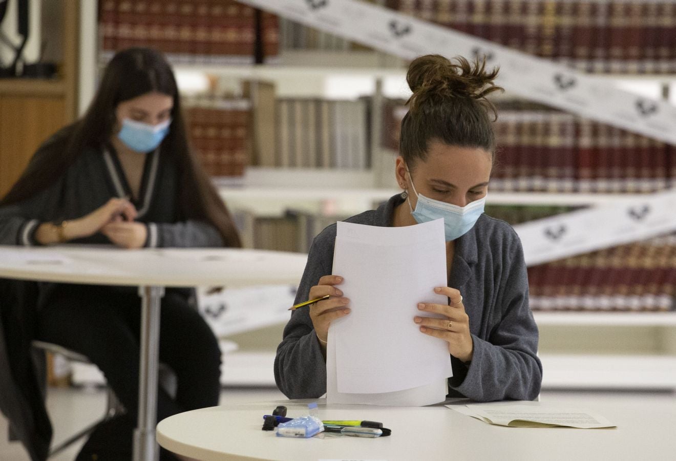 Cerca de 4.500 estudiantes guipuzcoanos encaran desde este lunes la Selectividad más atípica, que además de en Donostia se está llevando a cabo en Eibar.
