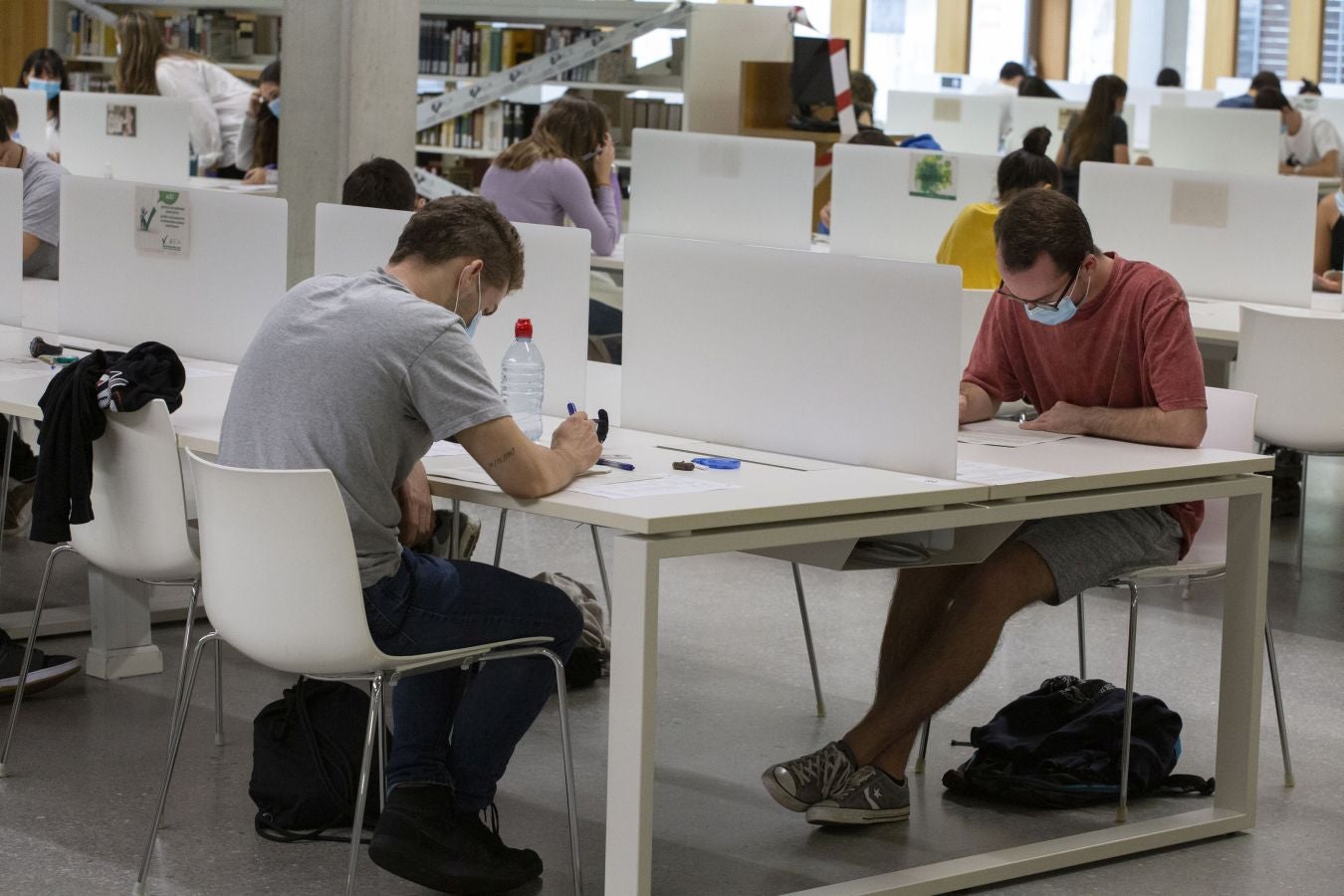 Cerca de 4.500 estudiantes guipuzcoanos encaran desde este lunes la Selectividad más atípica, que además de en Donostia se está llevando a cabo en Eibar.