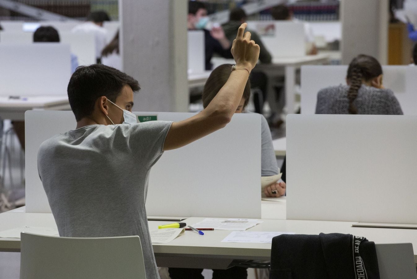 Cerca de 4.500 estudiantes guipuzcoanos encaran desde este lunes la Selectividad más atípica, que además de en Donostia se está llevando a cabo en Eibar.