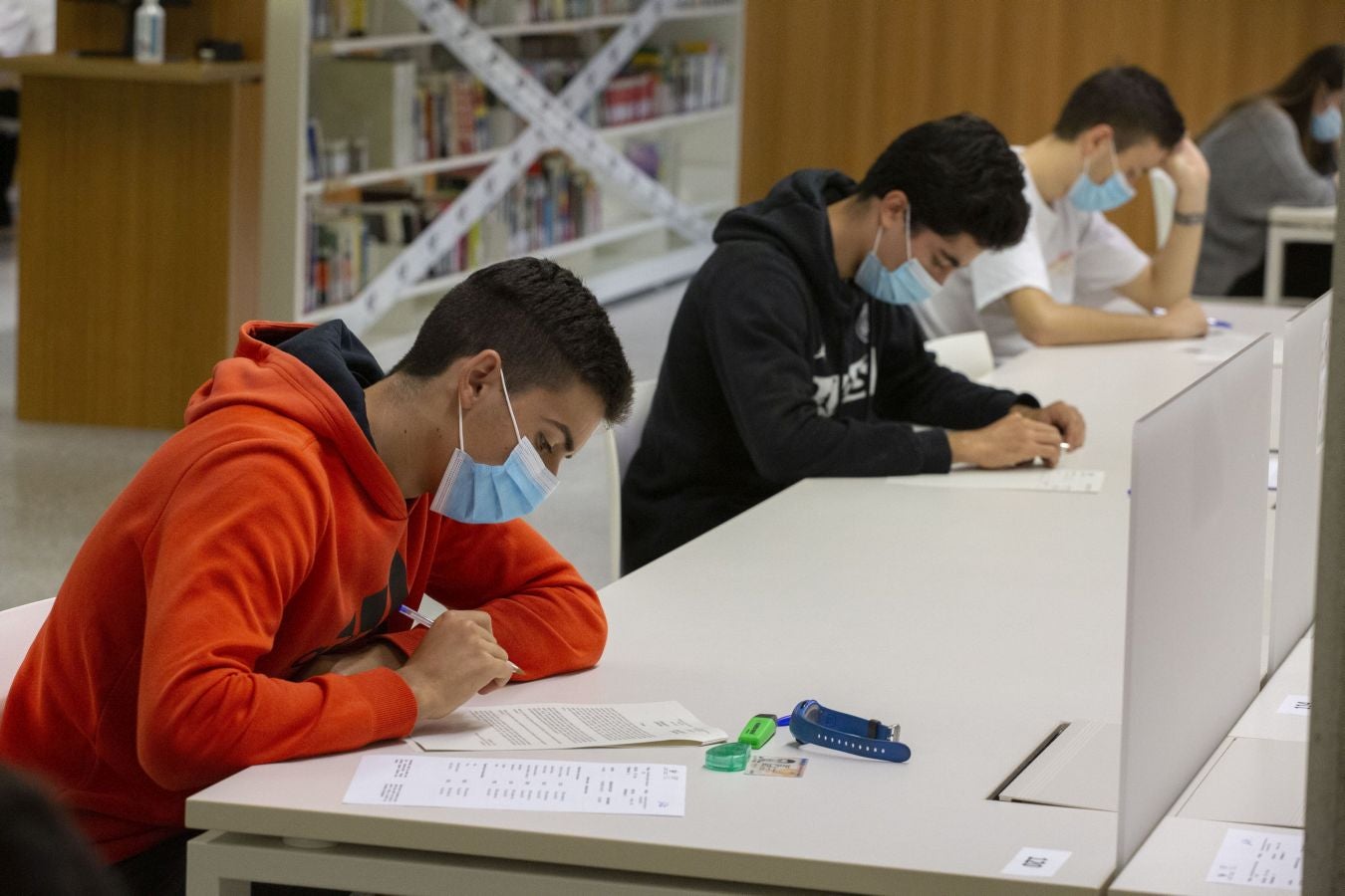 Cerca de 4.500 estudiantes guipuzcoanos encaran desde este lunes la Selectividad más atípica, que además de en Donostia se está llevando a cabo en Eibar.