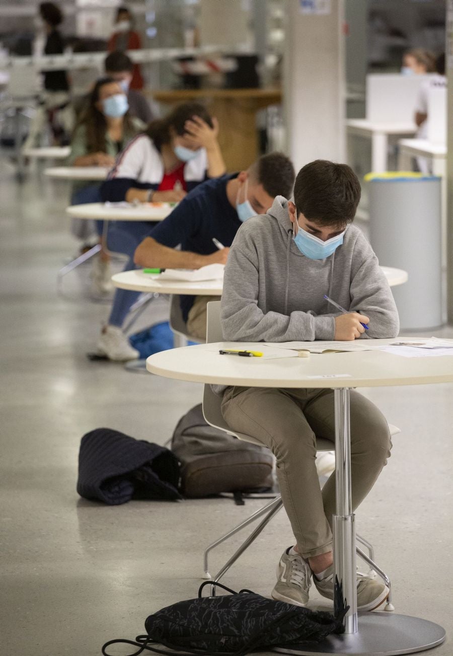 Cerca de 4.500 estudiantes guipuzcoanos encaran desde este lunes la Selectividad más atípica, que además de en Donostia se está llevando a cabo en Eibar.