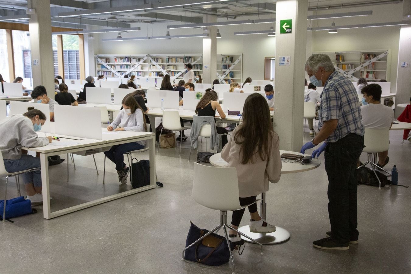 Cerca de 4.500 estudiantes guipuzcoanos encaran desde este lunes la Selectividad más atípica, que además de en Donostia se está llevando a cabo en Eibar.