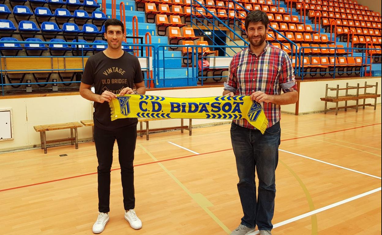 El jugador Nicolás Bonanno y el presidente del C.D. Bidasoa, Gurutz Aginagalde, en Artaleku. 