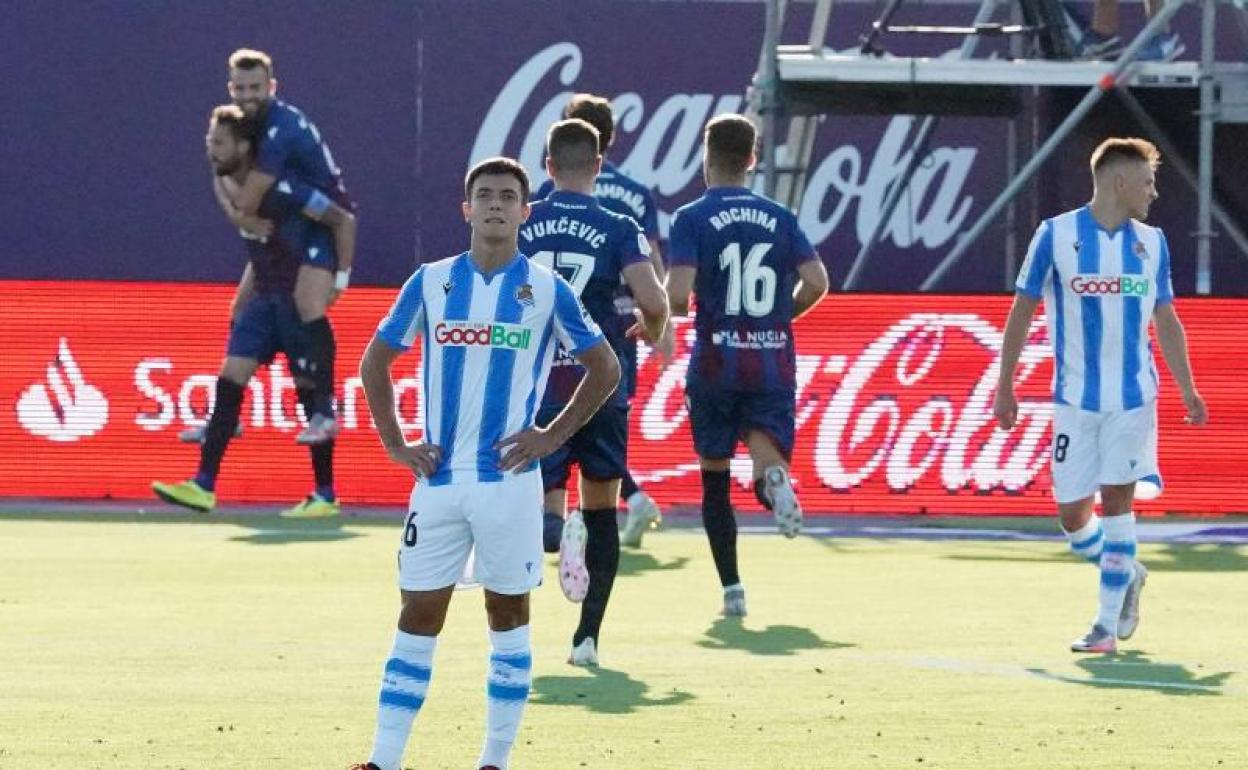 Martin Zubimendi se lamenta tras el gol conseguido por Morales, que lo celebra al fondo con Mayoral, que supuso el empate a uno. 