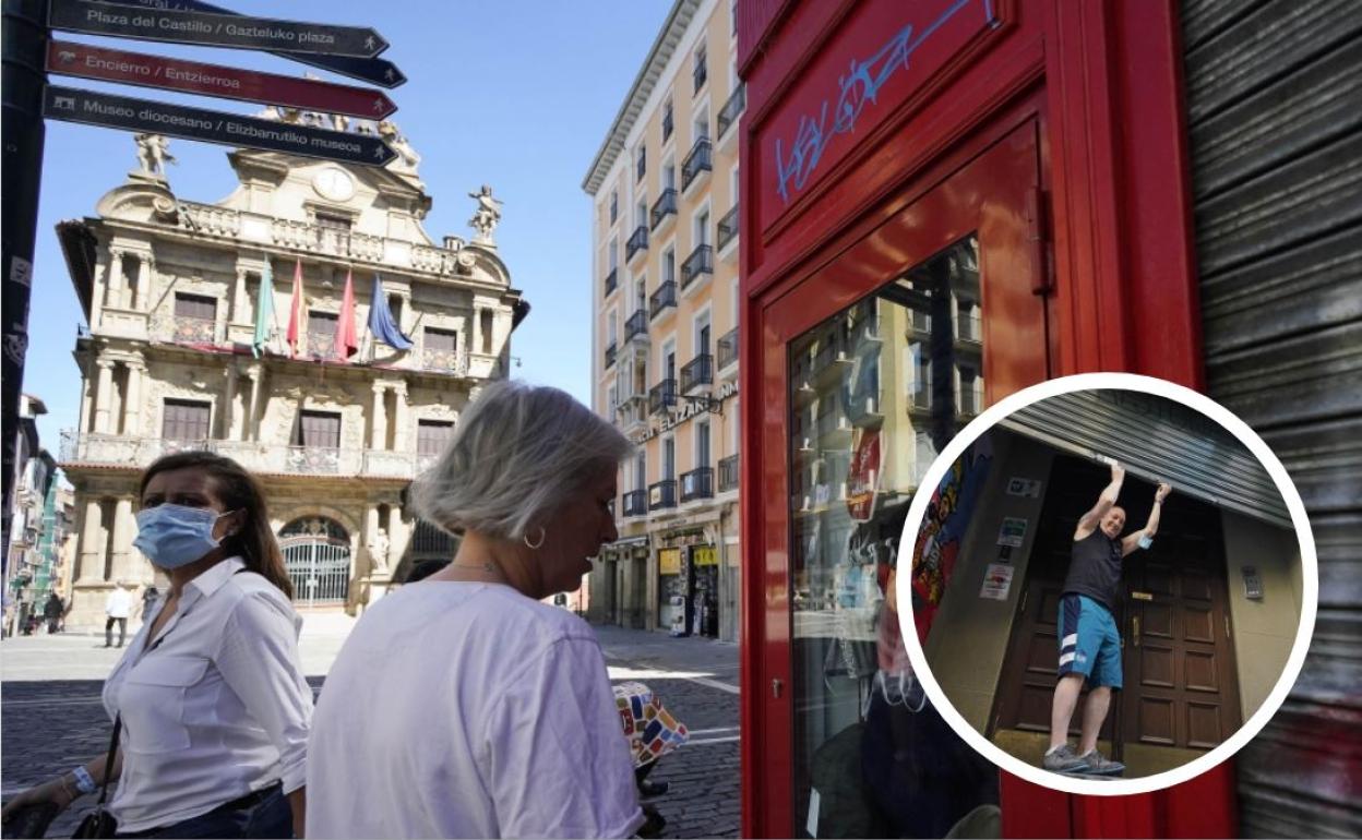 La plaza del Ayuntamiento luce irreconocible, casi vacía, en lugar de la marea del tradicional chupinazo. 