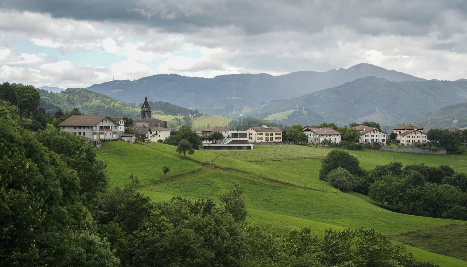 Altzo. Miguel Joaquín Eleicegui y sus 242 cm. hicieron conocida a esta pequeña localidad dividida en dos núcleos, Altzo Muño, la zona alta, y Altzo Azpi, al pie del monte Otsabio