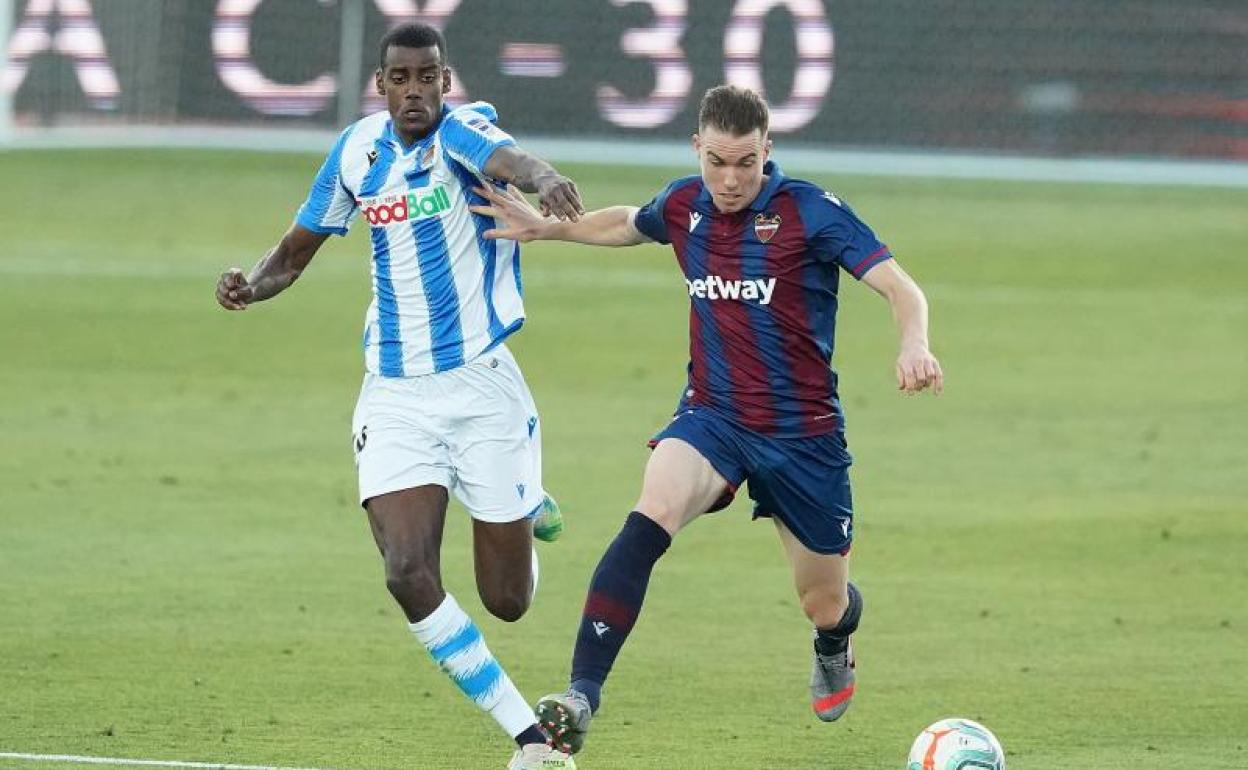 La Real Sociedad merece en media hora irse con ventaja en el marcador pero le falta puntería