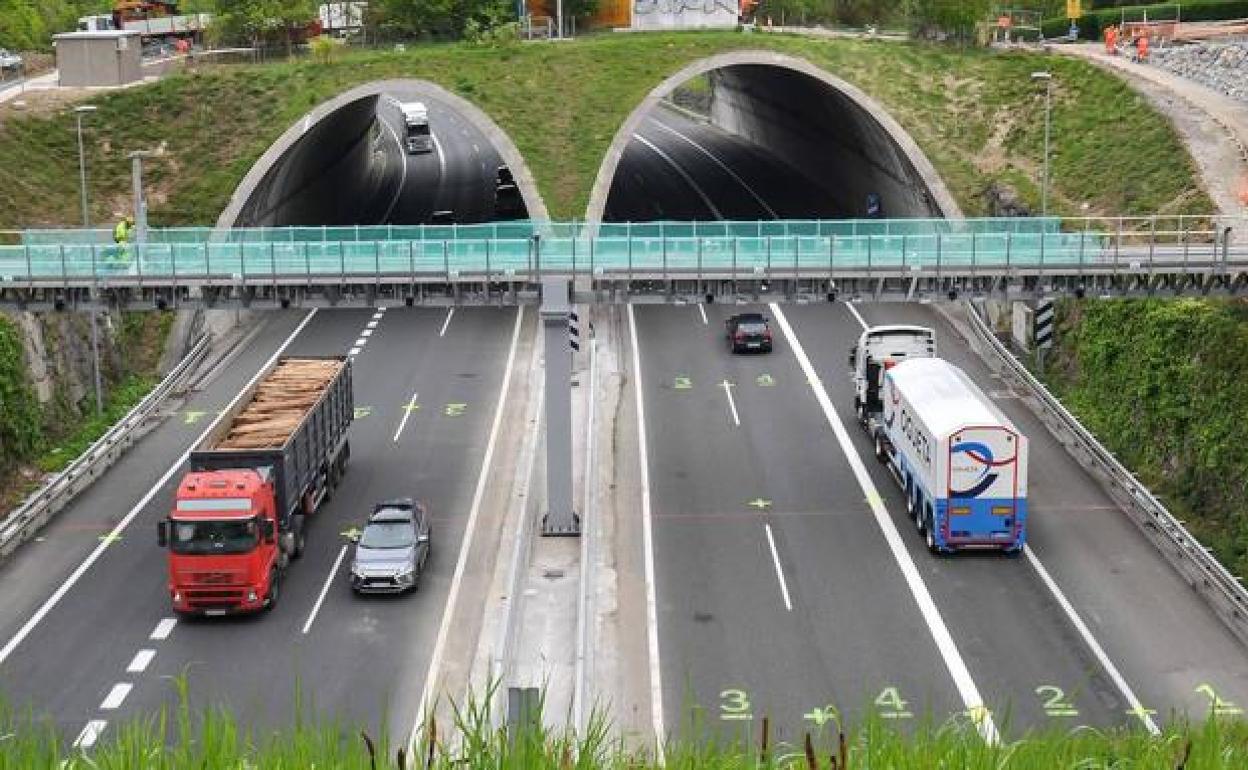 Los transportistas critican el «malabarismo judicial» de la Diputación de Gipuzkoa para mantener peajes