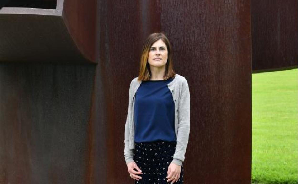 La candidata a lehendakari por Elkarrekin Podemos-Ezker Anitza, Miren Gorrotxategi, posa ante de una de las esculturas del museo Chillida Leku