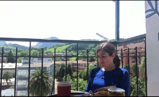 Gorrotxategi, en el balcón en el que le gusta pintar mandalas