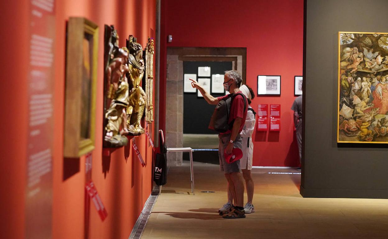 Una pareja de visitantes observa una de las obras expuestas en el Museo San Telmo de San Sebastián.