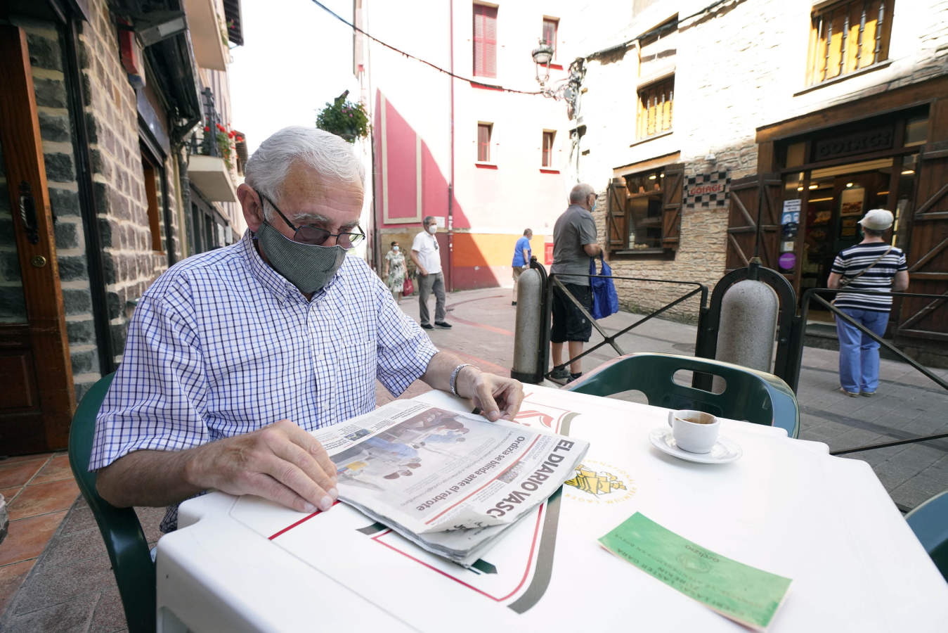 El foco de Ordizia suma un total de 48 contagios, más de la mitad residentes en el municipio, lo que ha llevado decretar el uso obligatorio de la mascarilla entre los vecinos de esta localidad guipuzcoana, también al aire libre, en vísperas de las elecciones del domingo, cuya seguridad está garantizada, según el Gobierno Vasco.